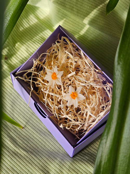 nartsissiga käsitöö kõrvarõngad