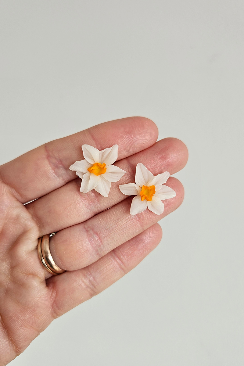 nartsissiga käsitöö kõrvarõngad