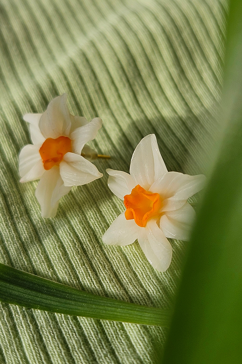 nartsissiga käsitöö kõrvarõngad
