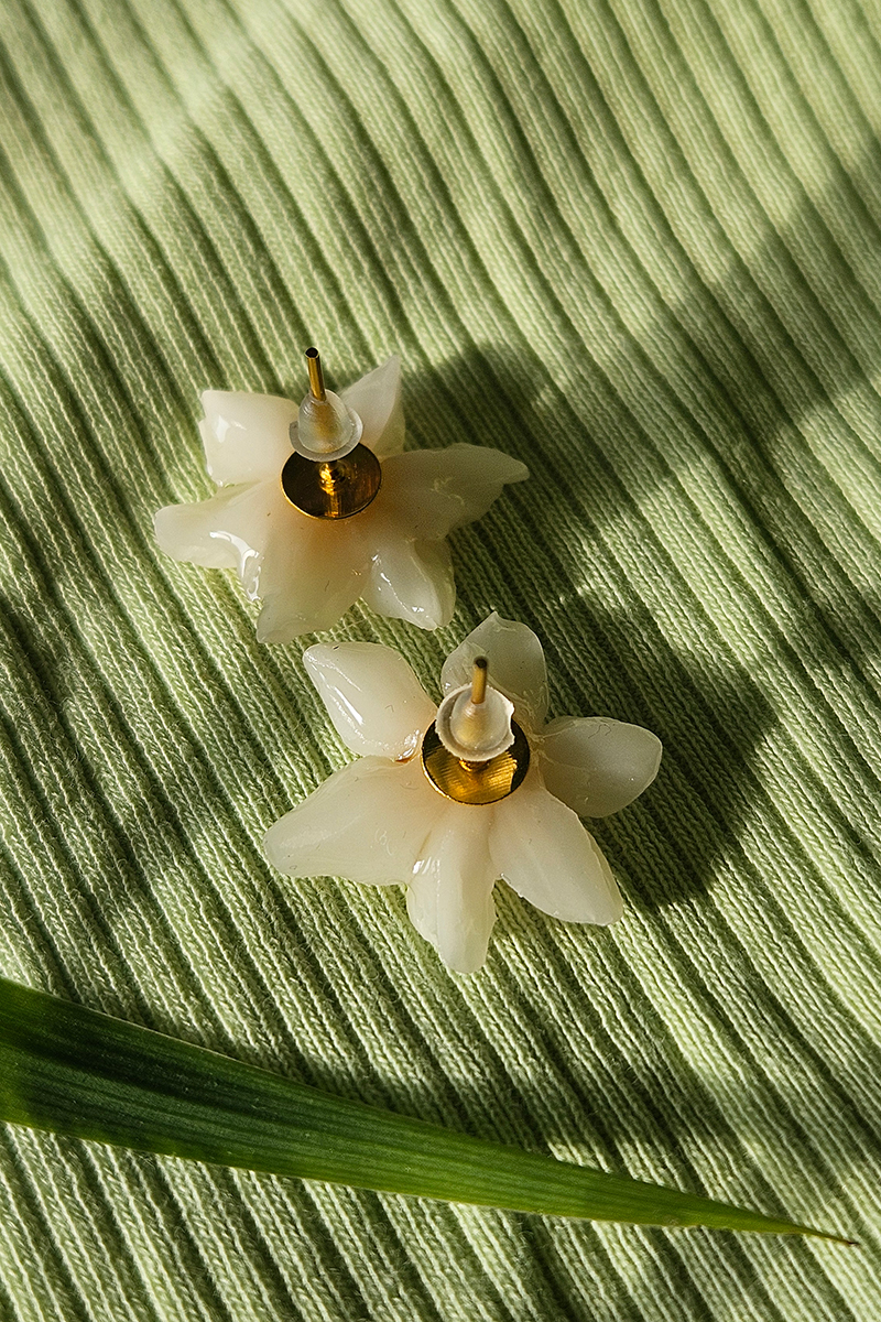 nartsissiga käsitöö kõrvarõngad