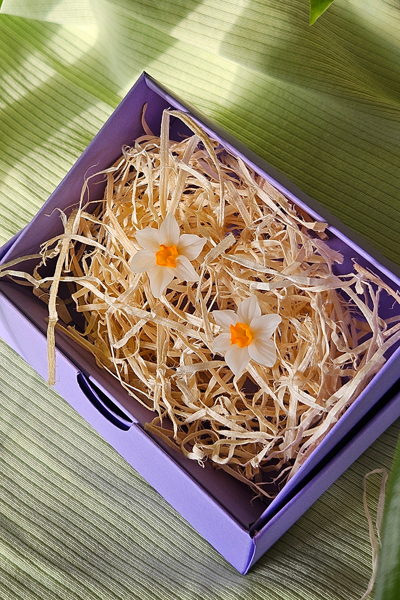 nartsissiga käsitöö kõrvarõngad