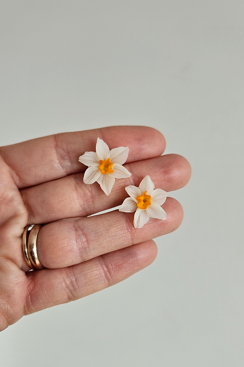 nartsissiga käsitöö kõrvarõngad