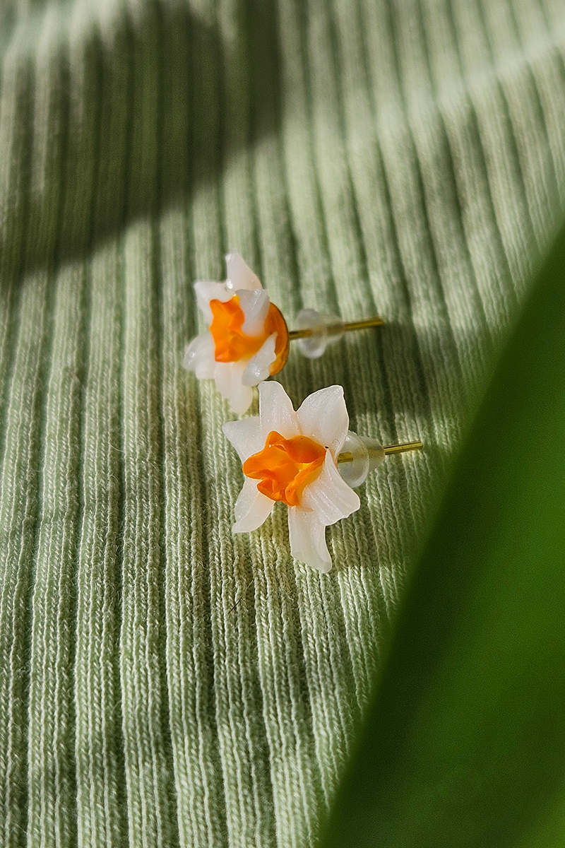 nartsissiga käsitöö kõrvarõngad