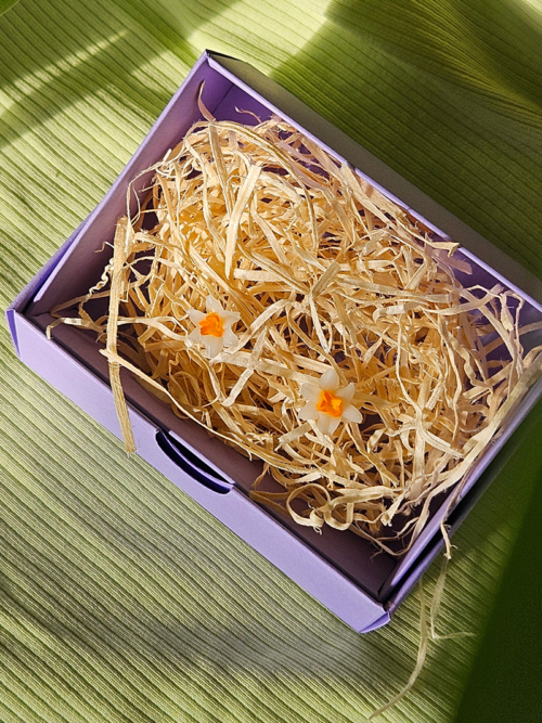 nartsissiga käsitöö kõrvarõngad