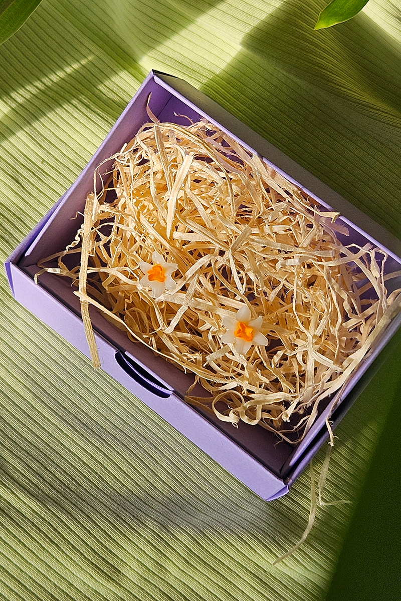 nartsissiga käsitöö kõrvarõngad