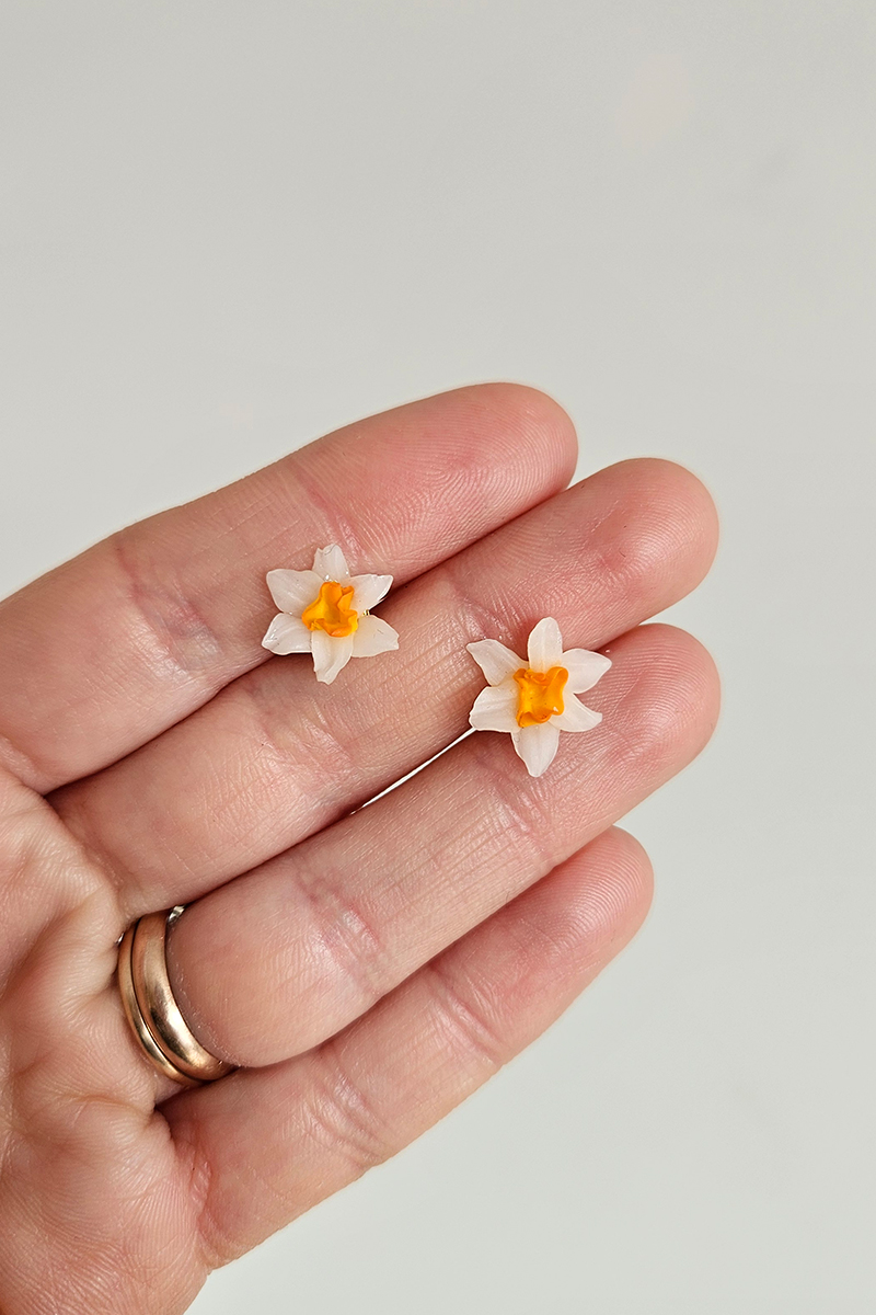 nartsissiga käsitöö kõrvarõngad