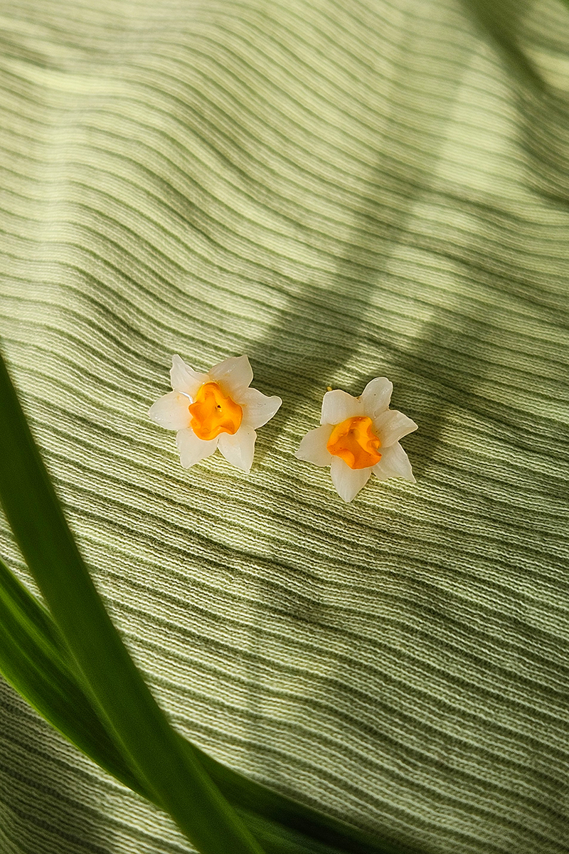 nartsissiga kõrvarõngad